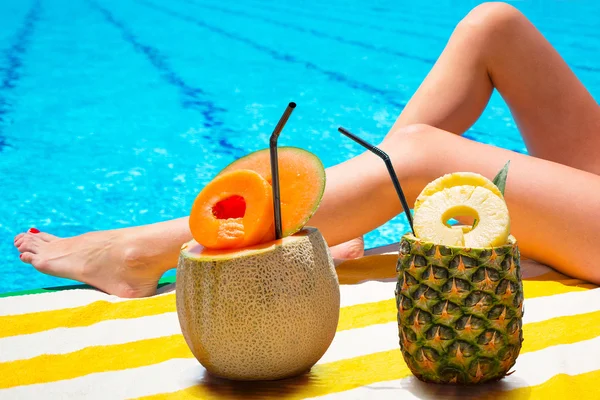 Tropické nápoje u bazénu — Stock fotografie