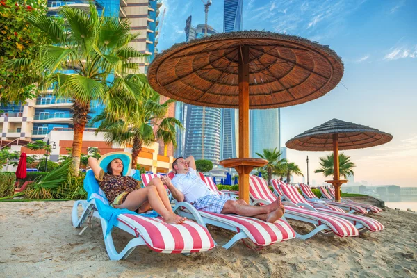 Güneş tatil günlerinde Çift