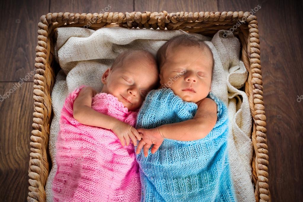 Niña Bebé Recién Nacido Durmiendo En La Cesta Foto de stock y más