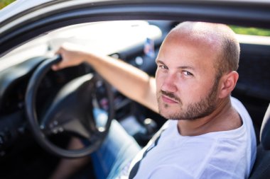 Araba süren bir adam.