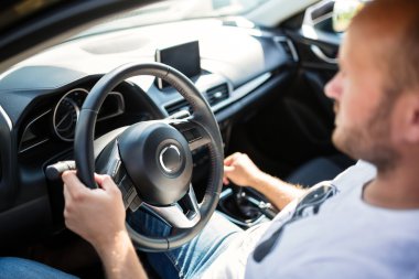 Araba süren bir adam.