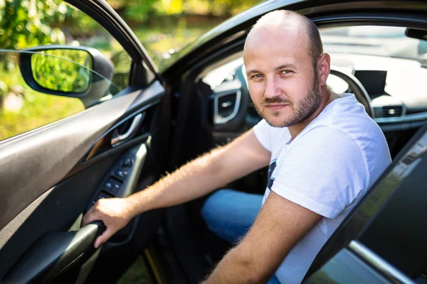 Homem dirigindo um carro — Fotografia de Stock