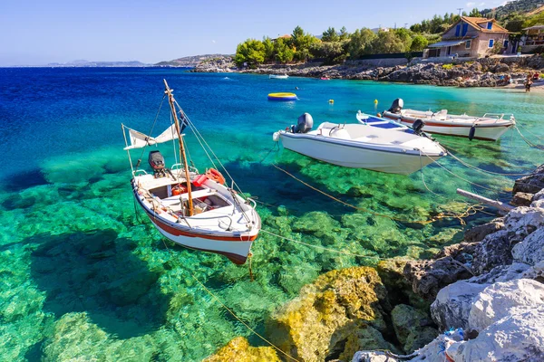 Rybářské lodě na pobřeží ostrova Zakynthos — Stock fotografie