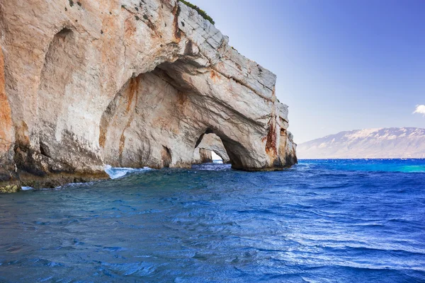 Cuevas azules en el acantilado de la isla de Zante —  Fotos de Stock