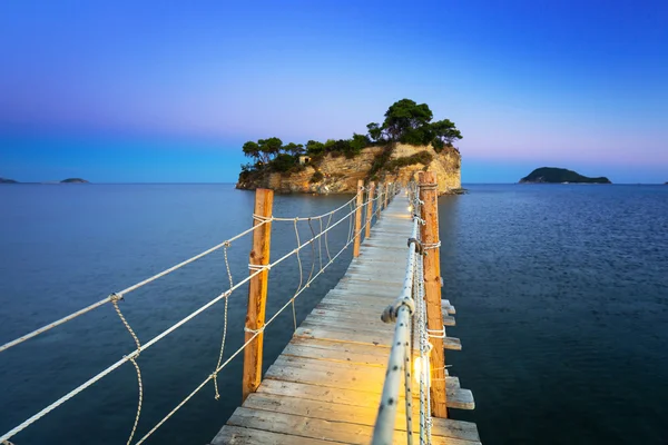 Pont suspendu à l'île la nuit — Photo