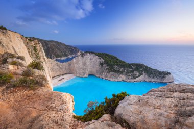 Zakynthos adada batık sahilde günbatımı
