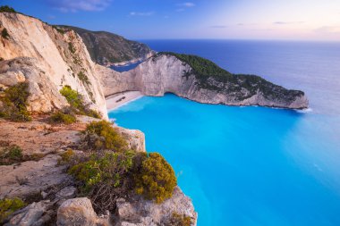 Zakynthos adada batık sahilde günbatımı