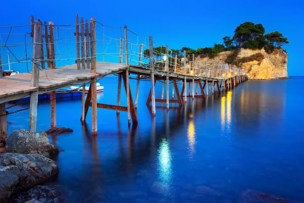 Puente colgante a la isla por la noche —  Fotos de Stock