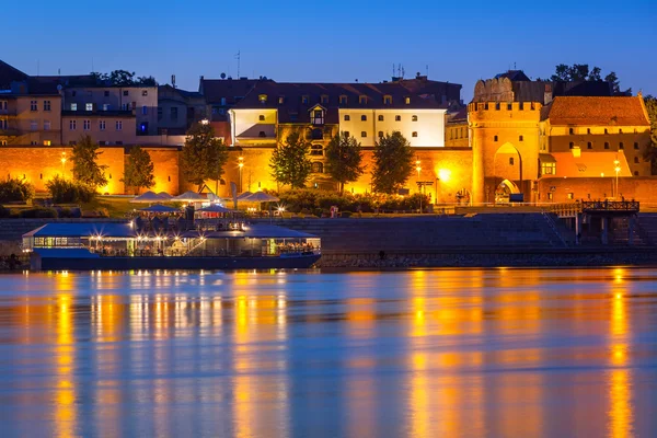 Gamla stan av Torun på natten återspeglas i floden Vistula — Stockfoto