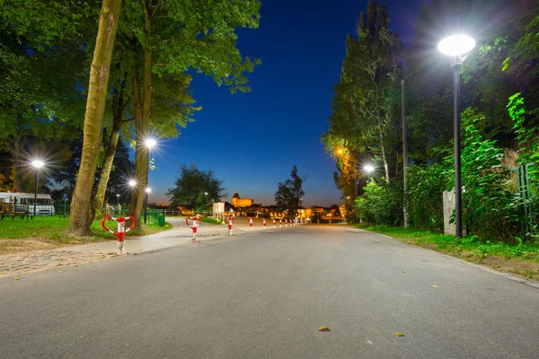 Parkování u řeky Visly se noční pohled na staré město Toruň — Stock fotografie