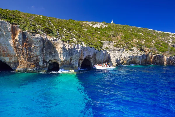 Cuevas azules en el acantilado de la isla de Zante —  Fotos de Stock