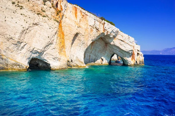 Cuevas azules en el acantilado de la isla de Zante —  Fotos de Stock