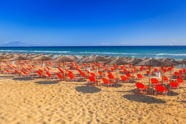 Şemsiye ve deckhcairs Banana Beach Zakynthos adada