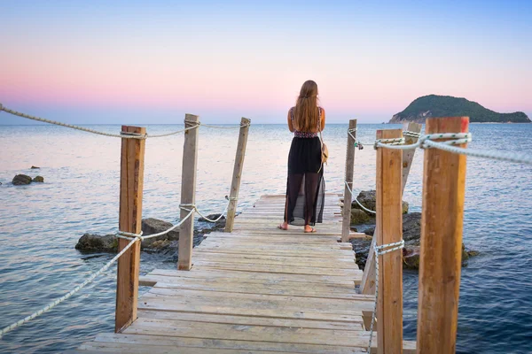 Holzbrücke am Strand des Ionischen Meeres bei Sonnenuntergang — Stockfoto