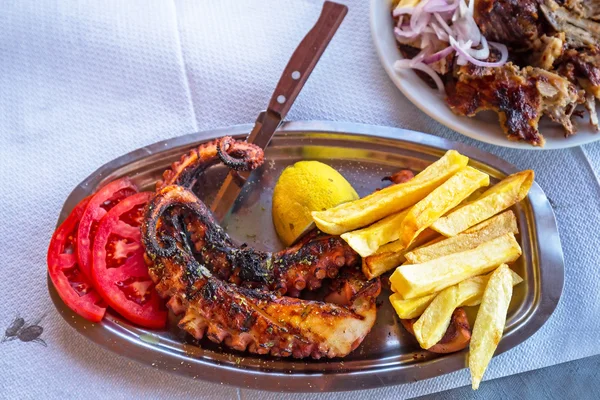 Grilled octopus with fries — 图库照片
