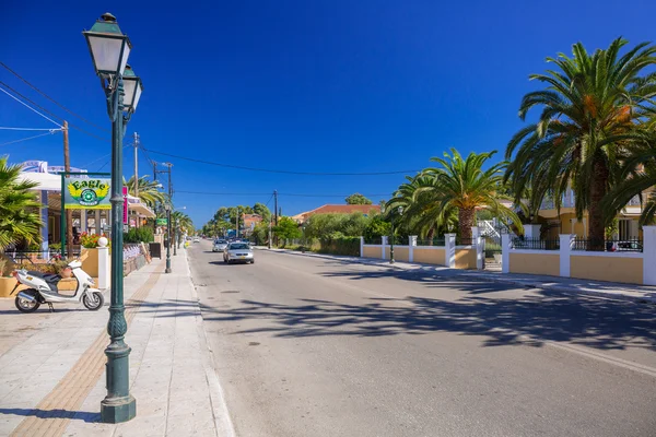 Calle principal de la ciudad de Laganas en la isla de Zakynthos, Grecia — Foto de Stock