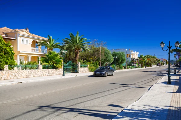 Calle principal de la ciudad de Laganas en la isla de Zakynthos, Grecia — Foto de Stock