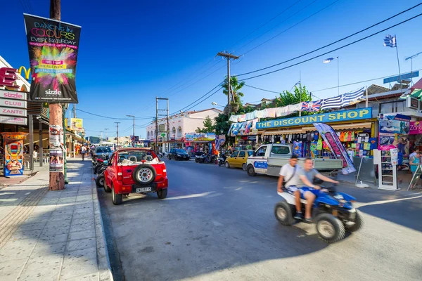 Главная улица города Лаганас на острове Закинф, Греция — стоковое фото