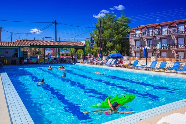 Wimming zwembad bij het Perkes hotel in Laganas stad van Zakynthos eiland — Stockfoto
