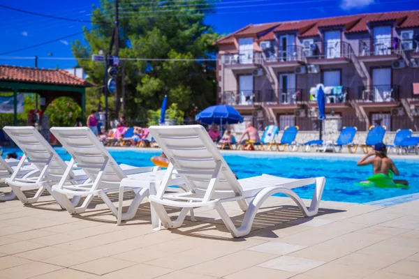 Piscina no hotel Perkes em Laganas cidade de Zakynthos ilha — Fotografia de Stock