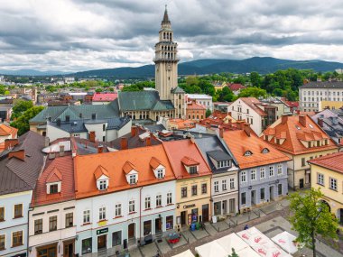 Bielsko Biala, Polonya - 11 Haziran 2024: Polonya 'nın Bielsko-Biala kentindeki tarihi şehir meydanının havadan görünüşü.