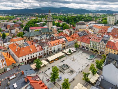 Bielsko Biala, Polonya - 11 Haziran 2024: Polonya 'nın Bielsko-Biala kentindeki tarihi şehir meydanının havadan görünüşü.