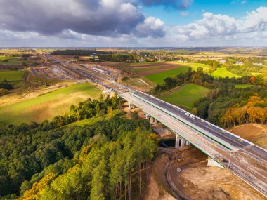 Polonya 'da bir ormanın içinden geçen güzel bir otoyol manzarası