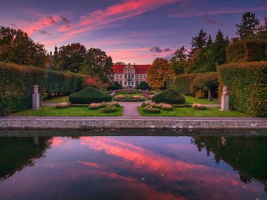 Gün batımında Gdansk Oliwa 'daki sonbahar parkının güzel manzarası. Polonya