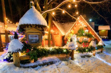 Zakopane ahşap mimari karlı gece, Polonya