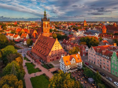 Sonbahar boyunca Gdansk 'taki Radunia Nehri' ndeki Millerlar Birliği Malikanesi. Polonya