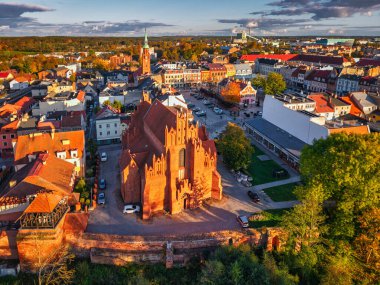 Sonbaharda batan güneşin ışığında Starogard Gdanski 'deki pazar meydanı. Polonya