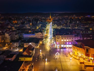 Sopot, Polonya - 15 Aralık 2025: Akşam karanlığında Sopot 'ta aydınlatılmış Noel ağacı. Polonya