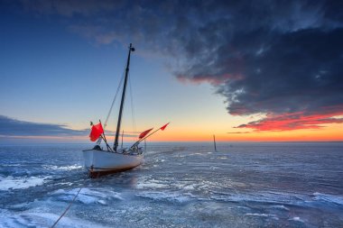 Güneş batarken Hel Yarımadası 'ndaki Kuznica' daki Puck Körfezi 'nde donmuş su. Polonya