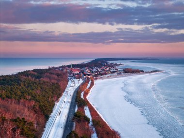 Gün batımında Kuznica yakınlarındaki Donmuş Puck Körfezi, Hel Yarımadası. Polonya