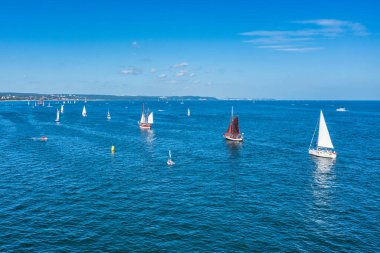 Gdansk Brzezno 'daki Baltık Denizi manzarası Polonya' daki yelkenli geçit töreninde.