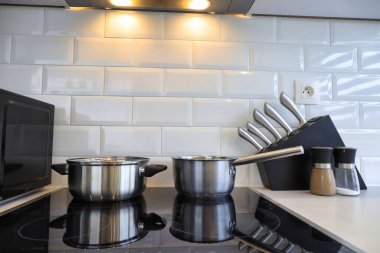 Mutfaktaki tencereler indüksiyon sobasında..