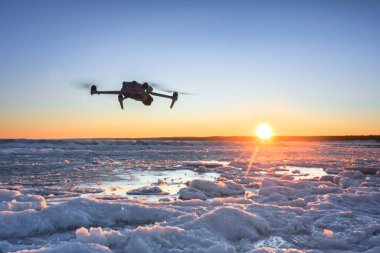 Güneşin doğuşunda donmuş Baltık Denizi 'ne uçacağız. Polonya