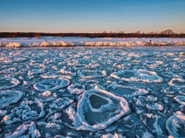 Güneş doğarken Mikoszewo 'daki Baltık Denizi sahilinde buzdan torolar. Polonya