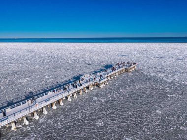 Polonya 'nın Gdynia Orlowo kentindeki donmuş Baltık Denizi kıyılarının kış manzarası