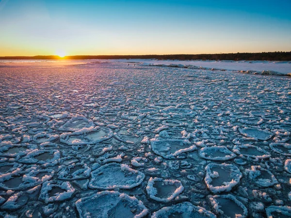 Güneş doğarken Mikoszewo 'daki Baltık Denizi sahilinde buzdan torolar. Polonya