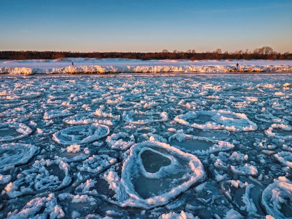 Güneş doğarken Mikoszewo 'daki Baltık Denizi sahilinde buzdan torolar. Polonya