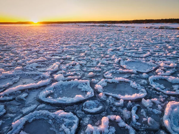 Güneş doğarken Mikoszewo 'daki Baltık Denizi sahilinde buzdan torolar. Polonya