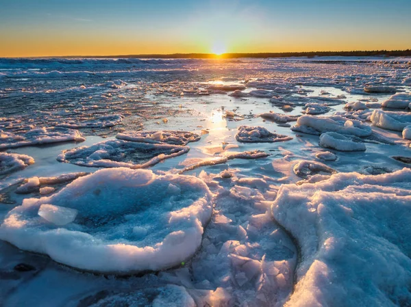 Güneş doğarken Mikoszewo 'daki Baltık Denizi sahilinde buzdan torolar. Polonya