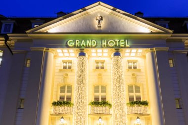Sopot, Polonya - 15 Aralık 2025: Sopot 'taki Grand Hotel' de kış karanlığında aydınlandı. Polonya