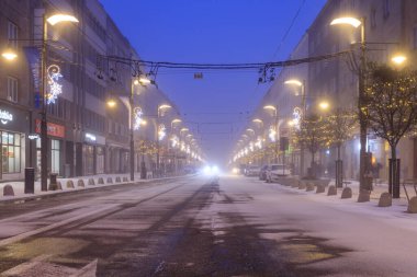 Gdynia, Polonya - 4 Ocak 2026: Karlı kış mevsiminde Gdynia şehir merkezinde Noel aydınlanması, Polonya