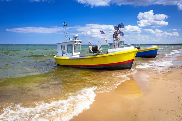 Рибальські човни на пляжі Балтійського моря — стокове фото