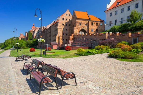 Magtárak a vízi kapu Grudziadz — Stock Fotó