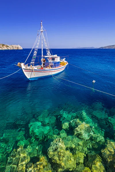 Barcos de pesca na costa de Zakynthos — Fotografia de Stock
