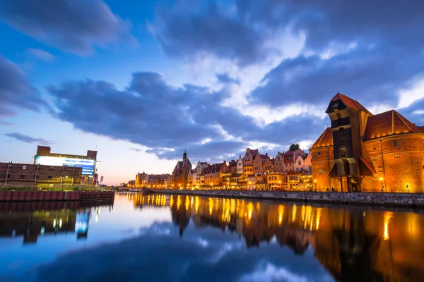 Oude stad van Gdansk met oude kraan in de schemering — Stockfoto