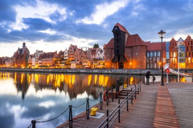 Eski kasaba Gdansk alacakaranlıkta eski Vinçli